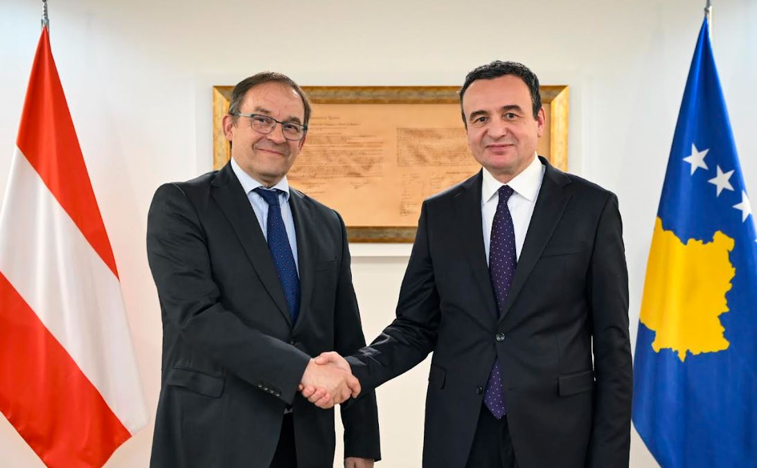 Kurti takohet me ambasadorin e Austrisë në Kosovë