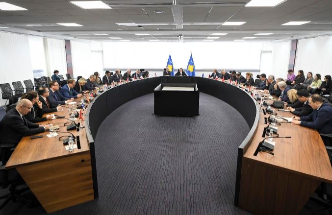 Kurti i njofton ambasadorët rreth zbatimit të Ligjit për të Huajt dhe atij për Automjetet