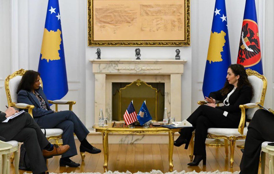 Osmani takohet me emisaren e ShBA-së