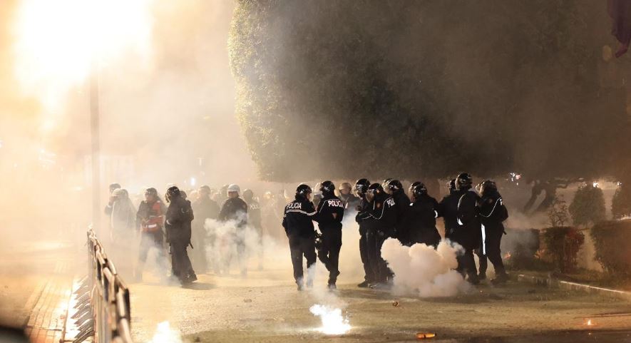 Protesta e PD-së në Tiranë – 11 efektivë të lënduar, arrestohen 23 protestues