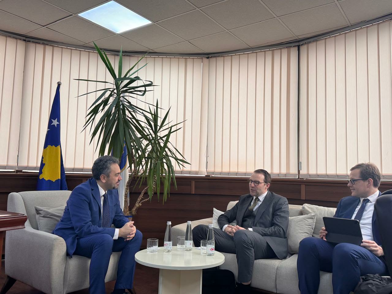 Radoniqi takohet me Conradin, flasin për përmbylljen e procesit të rinumërimit të votave