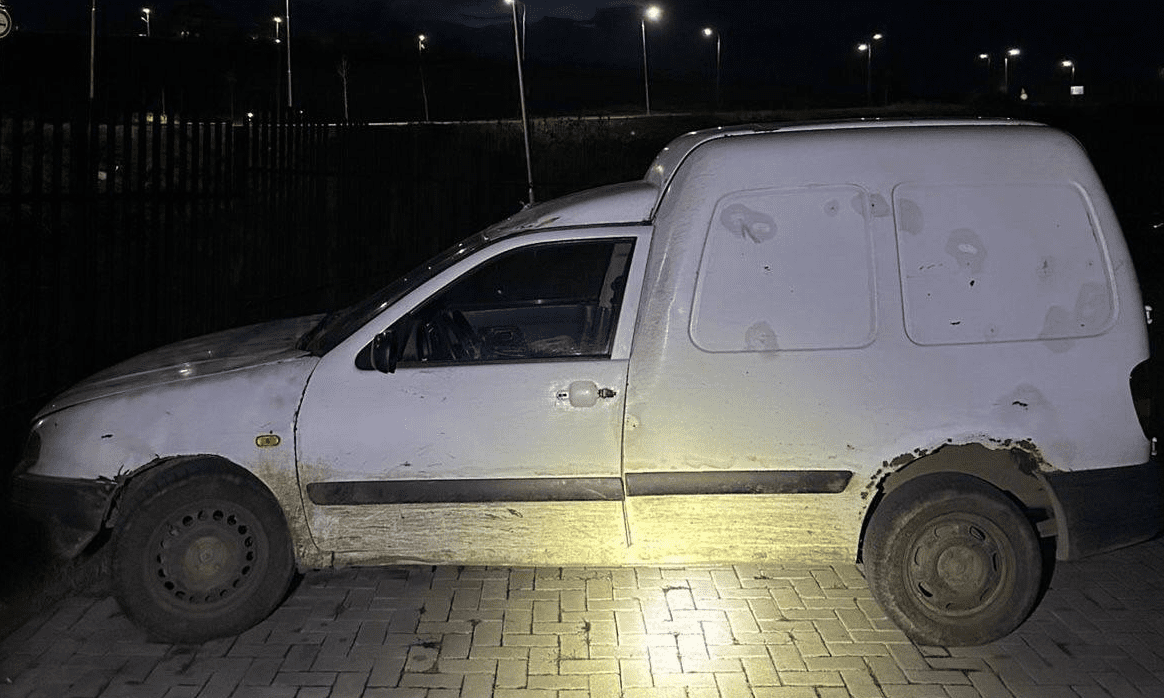 Ankuesi raportoi në polici se qentë ia sulmuan dhitë, pronarit i konfiskohet vetura, arma dhe i shqiptohet gjobë