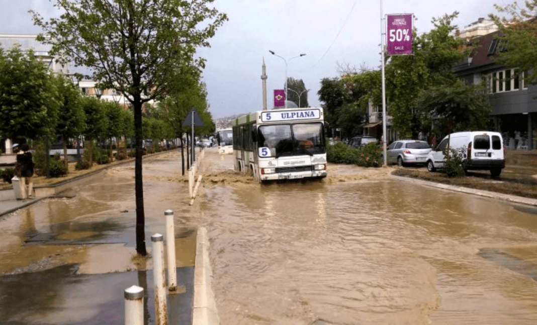 Reshjet e mëdha të shiut, Komuna e Prishtinës: Shmangni zonat e përmbytura