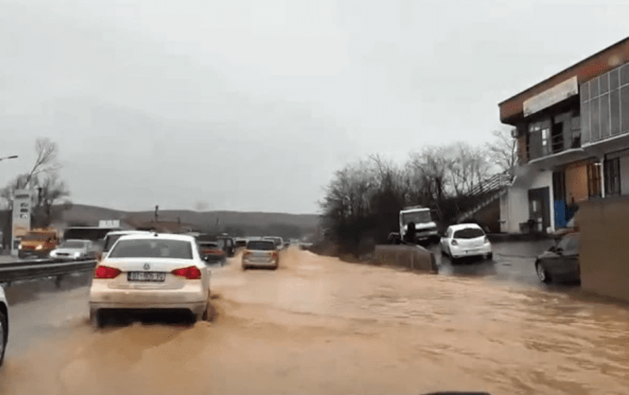 Kolona në magjistralen Fushë Kosovë – Prishtinë, pas vërshimeve