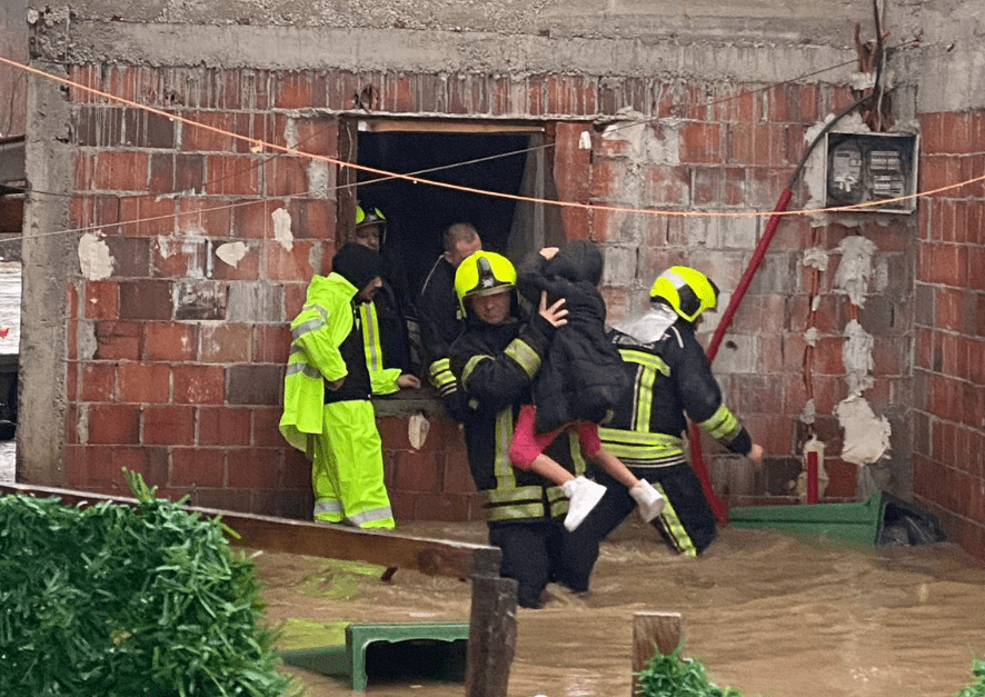 Zjarrfikësit në Gjakovë evakuojnë disa familje, pas vërshimeve