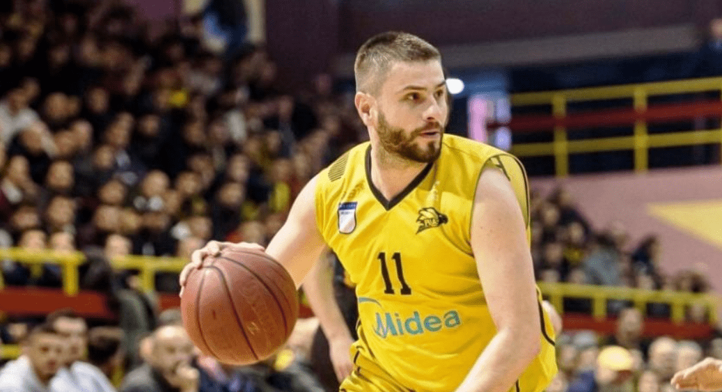 Ndërpritet ndeshja mes Bashkimit dhe Pejës, Dardan Berishës i çahet koka