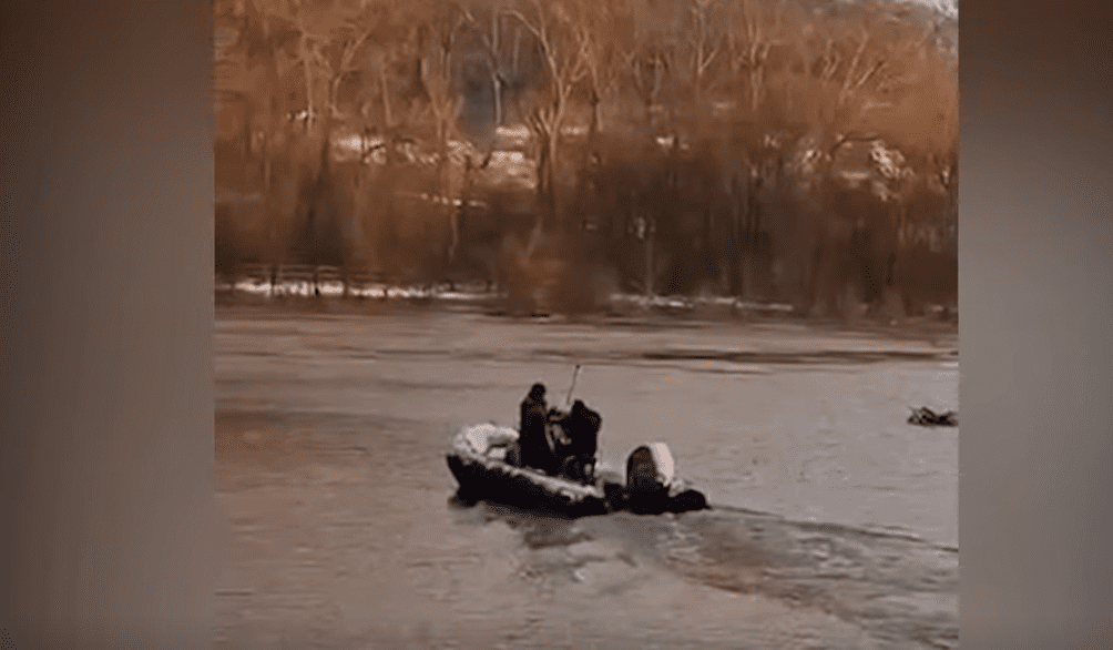 Policia publikon pamje duke evakuuar një familje në Mitrovicë