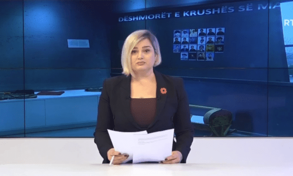 Prekëse: Prezantuesja e RTK-së shpërthen në lot teksa jepte lajmin për përkujtimin e masakrës ku ia vranë babain