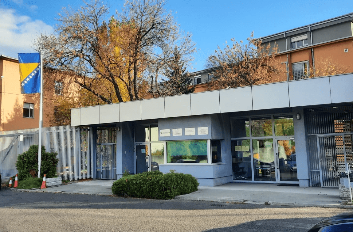 Shfaqi fotografi të Karaxhiqit dhe Mlladiqit, gjykata në Bosnje dënon me tre vjet burgim një person