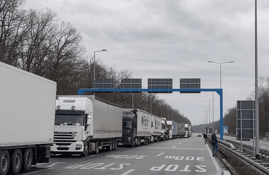 Vazhdon bllokada e transportuesve rajonalë në kufijtë me BE-në