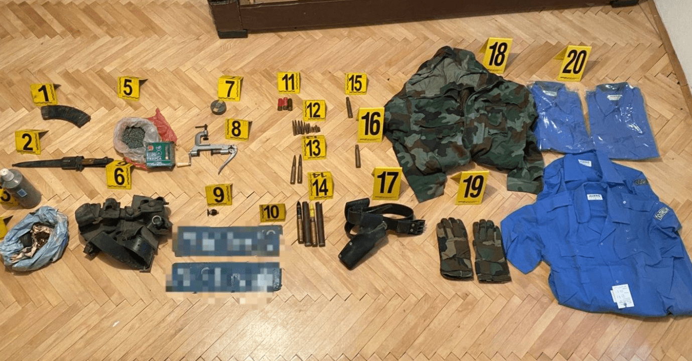 Armatim e këmisha të Policisë së Serbisë gjenden në Mitrovicë të Veriut