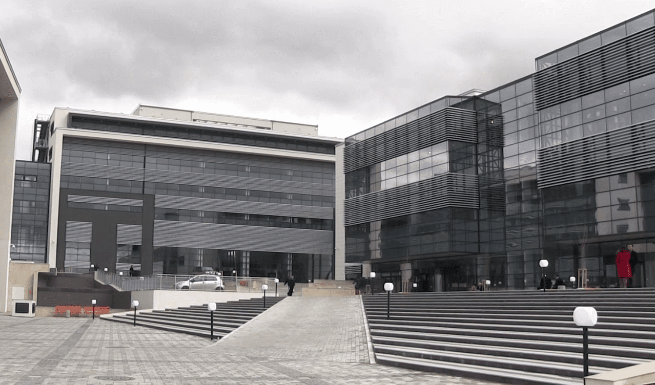 U hodh nga kati i dytë i gjykatës për të ikur, përfundon në Intensivë