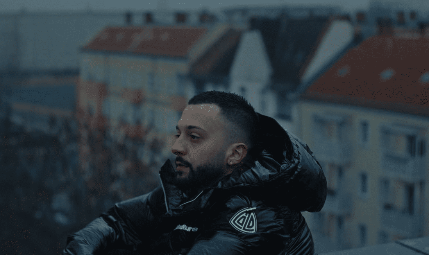 Gjesti rikthehet me baladën prekëse dedikuar vëllait të ndjerë