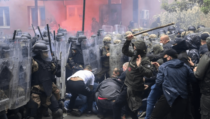 Arrestohet një person për sulm ndaj pjesëtarëve të KFOR-it dhe Policisë