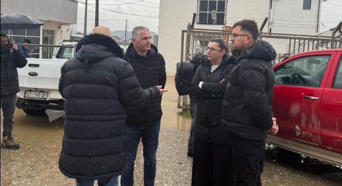 Reshjet paralizojnë disa rrugë të vendit, Durmishi: Ka ende bllokim në rrugën Prishtinë–Ferizaj