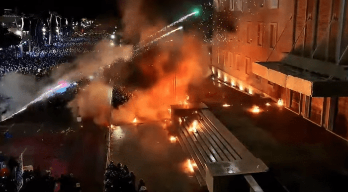 Protesta në Tiranë: Molotov, gaz lotsjellës, përplasje fizike, policia arreston 20 persona