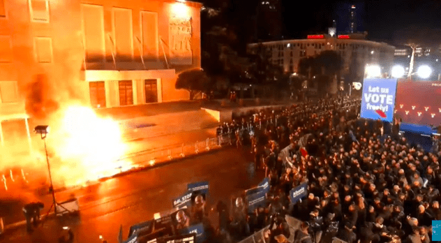 Molotovë dhe fishekzjarre drejt Kryeministrisë, protesta e PD-së zhvendoset në Kuvend