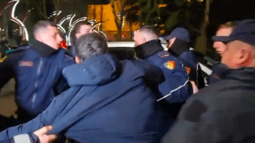 “Plehra, mos më prekni”, deputeti i PD-së përplaset fizikisht me policinë gjatë protestës