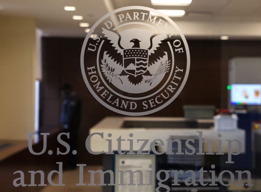 Ambasada amerikane jep shpjegimet për pezullimin e vizave emigruese