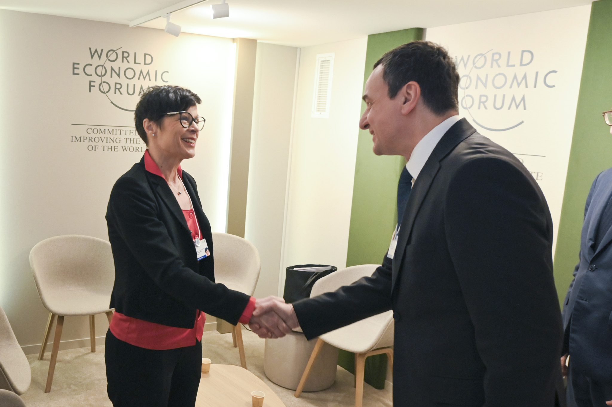 Kurti takohet me Kos: Kosova dëshmoi progres, meriton statusin e vendit kandidat