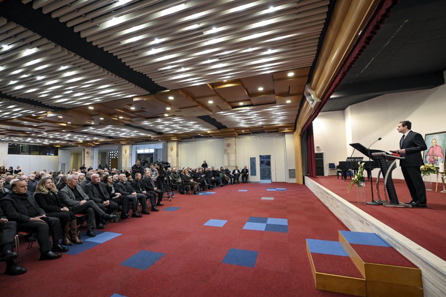 Kurti: Liria e Kosovës është edhe fryt i qëndresës morale të klerit katolik