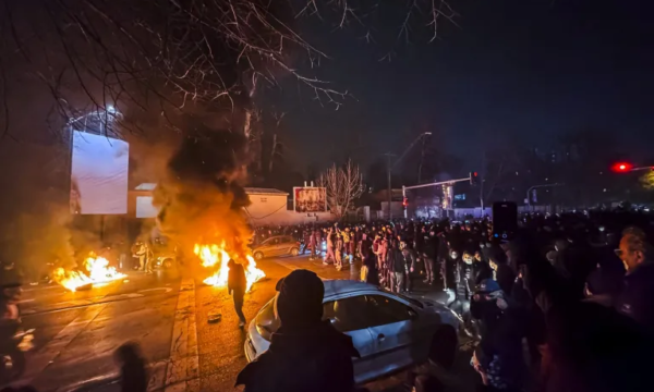 “Skena tmerri në Teheran, familje që kërkojnë të afërmit mes qindra kufomave”