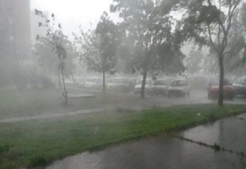 Paralajmërimet për erëra të forta nesër në Prishtinë, drejtori i Emergjencave: Ekipet janë në terren