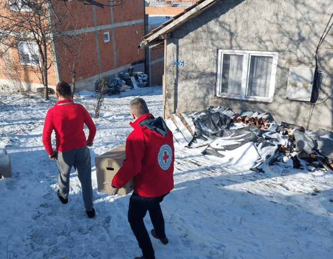 Evakuohen tri familje në lagjen “Kodra e Trimave” si pasojë e vërshimeve të fundit