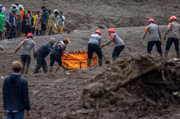 Indonezia rifillon kërkimet për 80 persona të zhdukur pas rrëshqitjes së dheut