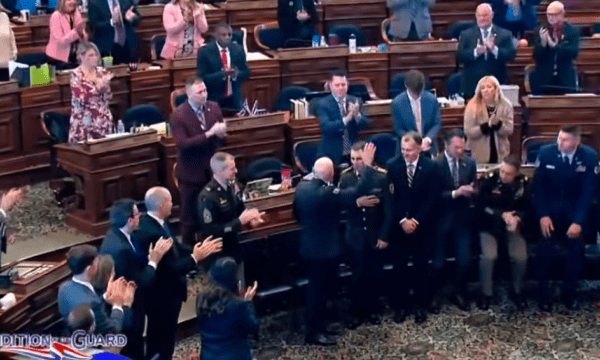 Me duartrokitje e ovacione, kështu u prit në Gardën e Iowas në SHBA gjenerali Bashkim Jashari