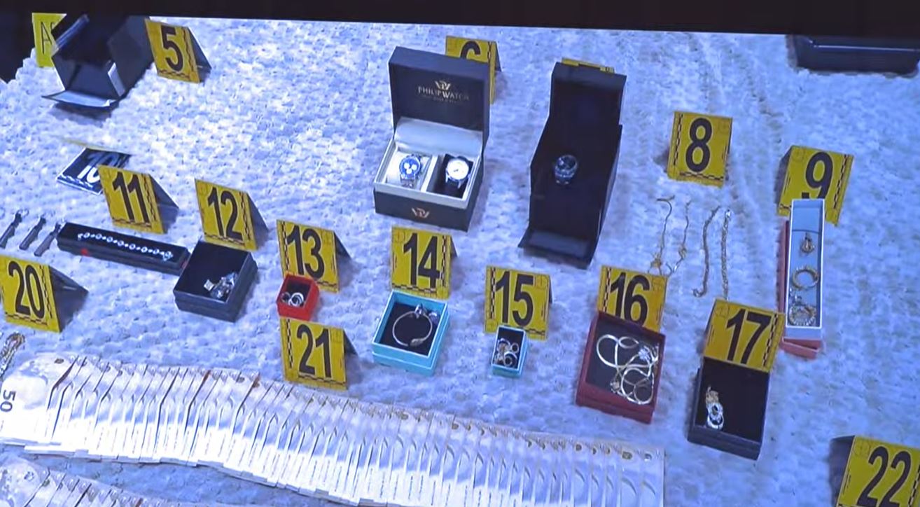 Stoli ari dhe mjete të çmueshme, çfarë u gjet në bastisjen ndaj ish-drejtuesve të Byrosë Kosovare të Sigurimeve