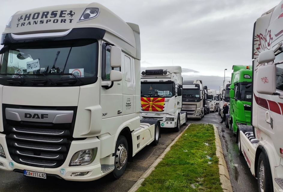 Hapet pika kufitare Kosovë-RMV për qarkullim të kamionëve