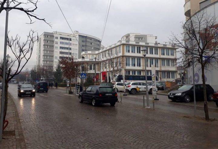 Kaos në fshatin Volljak të Klinës: Dhjetëra vetura të bllokuara shkaku i akullit në rrugë