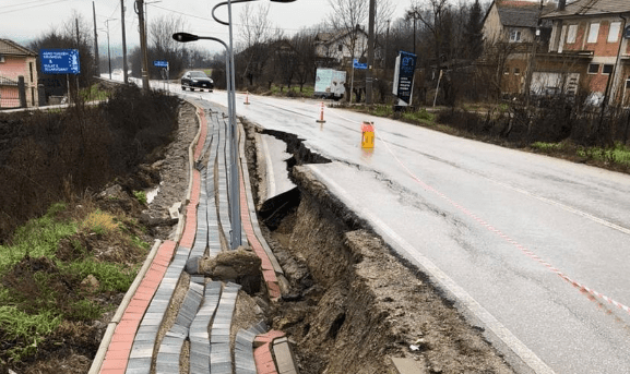 Reshjet e dendura të shiut, shembet rruga një fshat të Klinës
