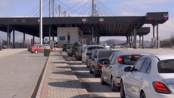 Pritje deri në 1 orë e gjysmë për të dalë nga Kosova