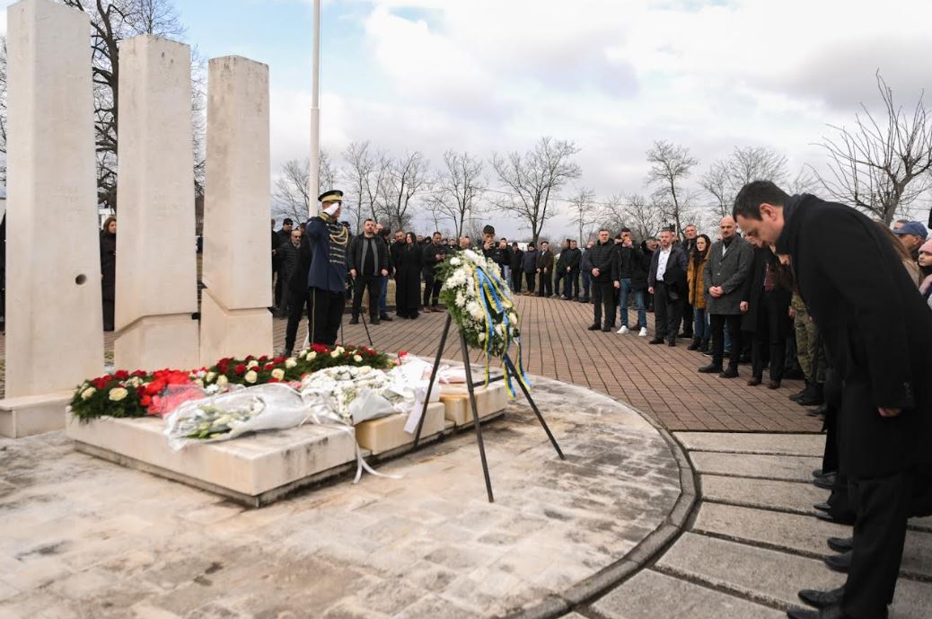 Kurti bën homazhe në përvjetorin e 45-të të vrasjes së Jusuf e Bardhosh Gërvallës