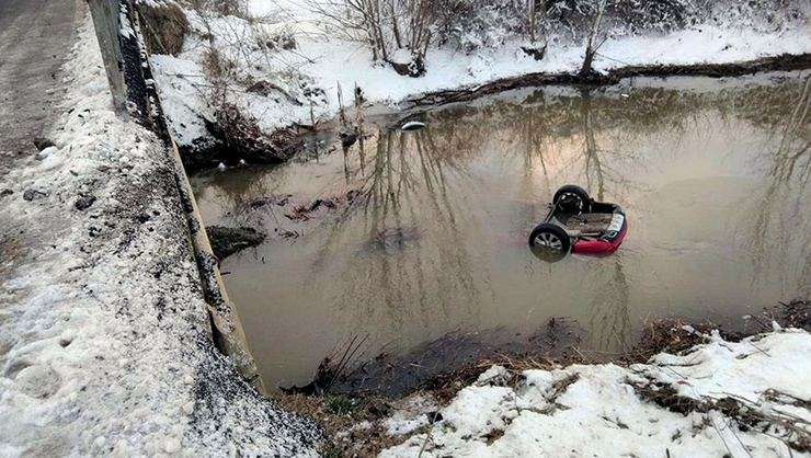 Një veturë bie në përroin e Klosit në Shqipëri