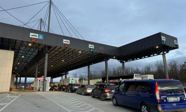 Pritje deri në 90 minuta në pikat kufitare për të dalë nga Kosova