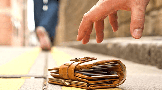 61-vjeçari nga Ferizaj gjen para në rrugë – i dorëzon në Polici