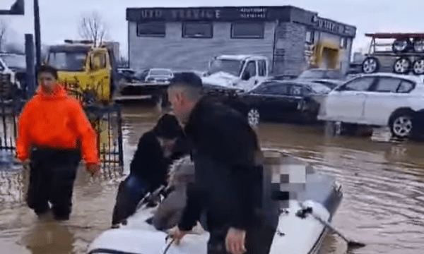 Banorët në Poklek të Drenasit po evakuohen me varka – VIDEO