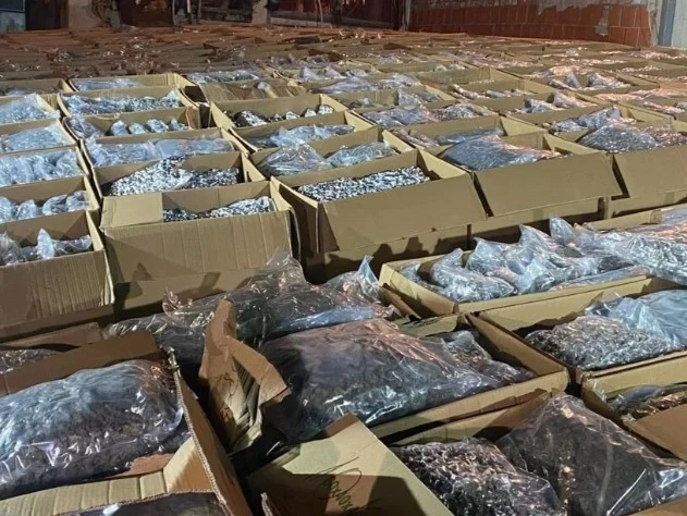 Pesë tonë marihuanë dhe armë automatike konfiskohen në Serbi