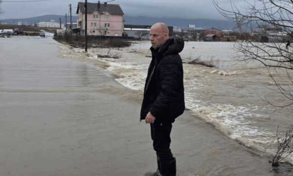 Vërshimet bllokojnë sërish komunën e Drenasit, disa rrugë të pakalueshme, Lladrovci: Mos lëvizni pa arsye