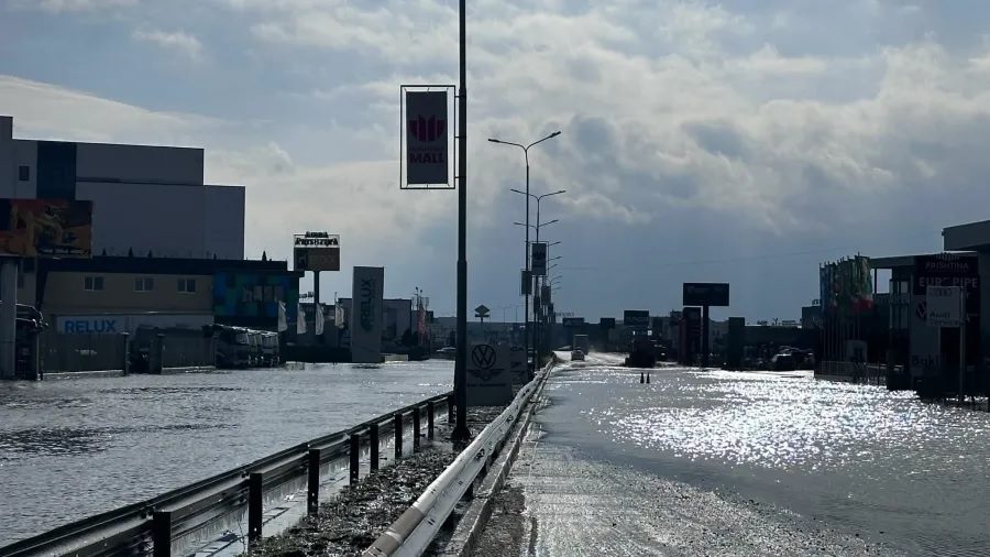 Pas përmbytjeve, hapet për qarkullim rruga nacionale Prishtinë-Ferizaj