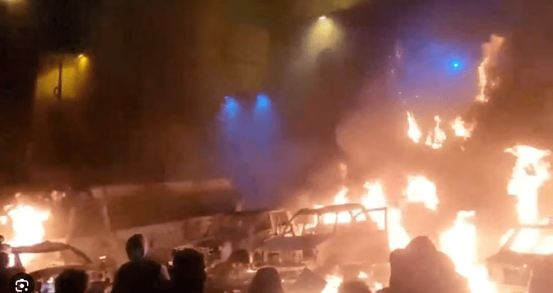 Irani ndalon internetin, protestuesit ia vënë flakën vendit