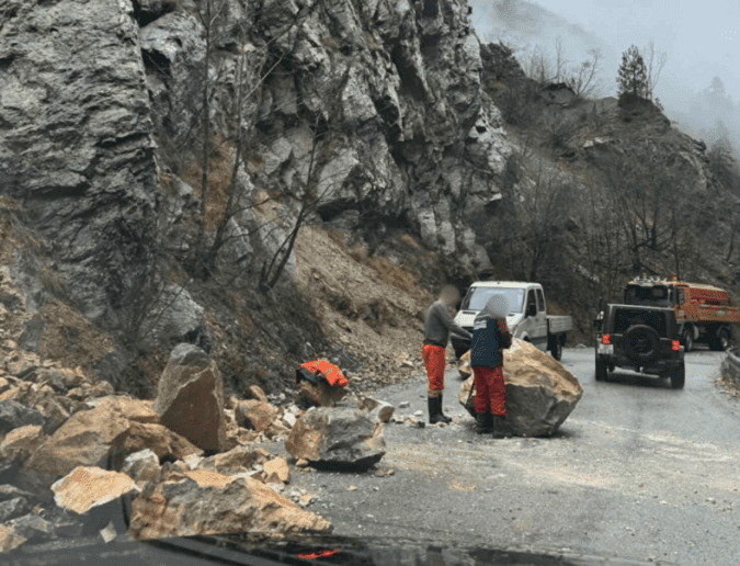 Rrëshqitje gurësh në Rugovë, punëtorët pa mjete për ta larguar gurin
