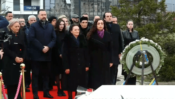 Osmani me familjen Rugova bëjnë homazhe tek varri i Presidentit Historik