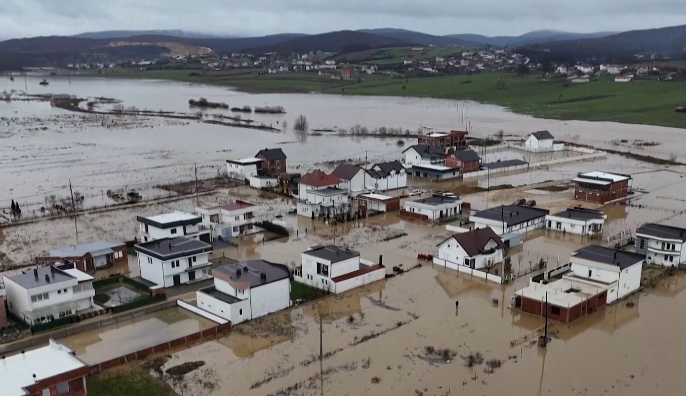 Droni i Reuters-it tregon gjendjen e rëndë nga përmbytjet në Kosovë (VIDEO)