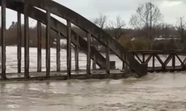 Rritet niveli i lumit Vjosë duke shkuar në 6 metra, rrezikohet sërish dalja e tij nga shtrati 