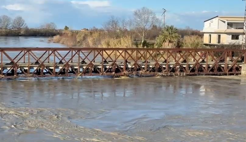 Lumi Vjosa del sërish nga shtrati