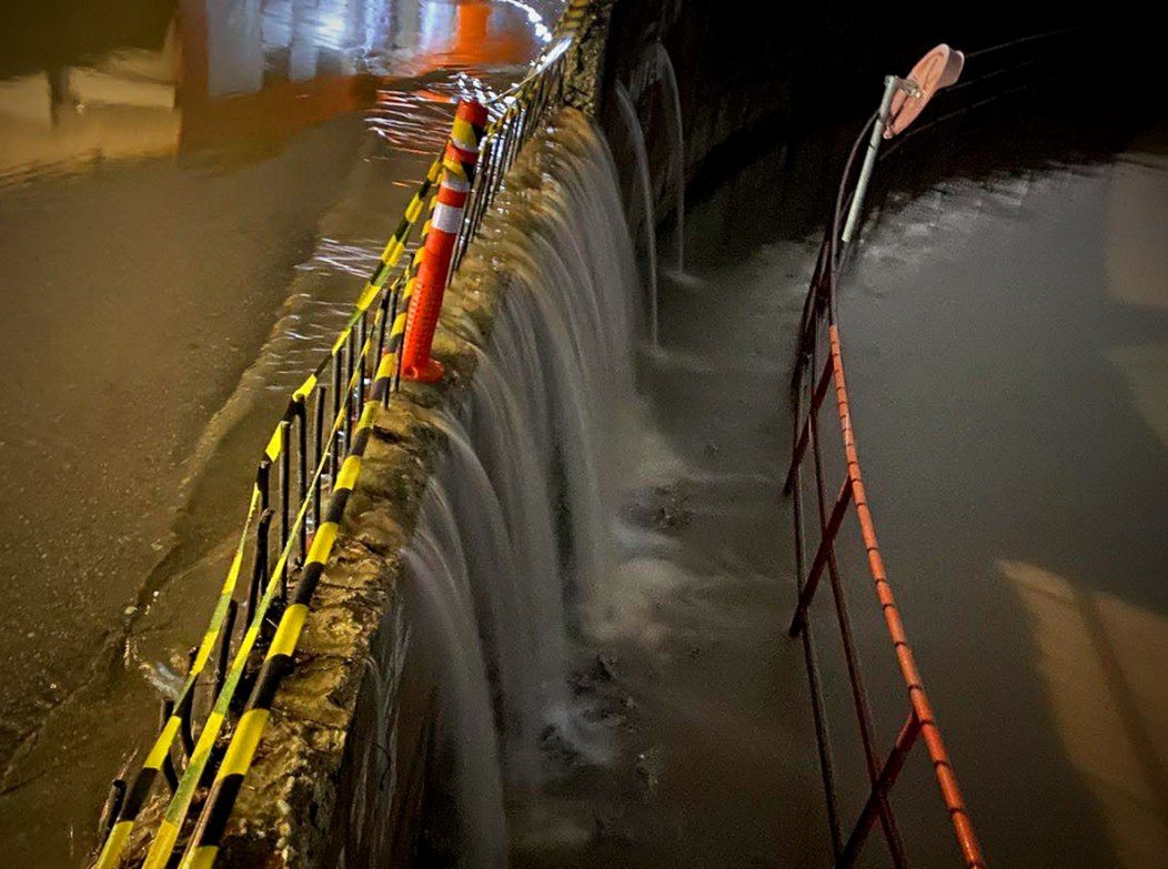 Situatë e rënduar në Fushë-Kosovë: Përmbytet nënkalimi pranë stacionit të trenit, bllokohen qytetarët